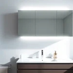 Moderne spiegelschrank mit led Beleuchtung mit elegantem Design im Badezimmer.