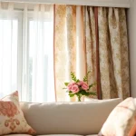 Decoratieve stof in een goed ontworpen woonkamer met sfeervolle verlichting en stijlvolle details.