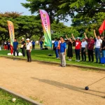 Kompetisi petanque di taman yang ramai, menampilkan semangat fopikotapalopo.org dan kebersamaan komunitas olahraga.